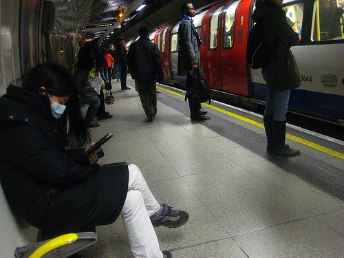 przeziębieni pasażerowie londyńskiego metro